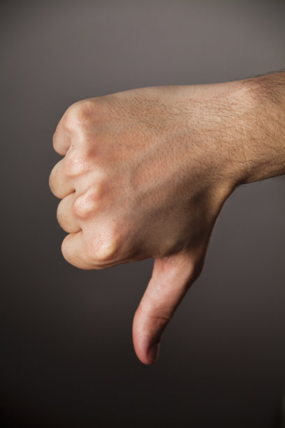 悲观的人，手拇指朝下。图片下载