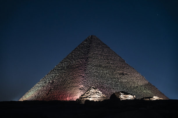 埃及开罗吉萨金字塔群风光图片下载