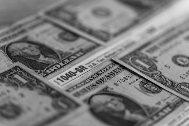 国税局表格1040和美元静物背景图片下载