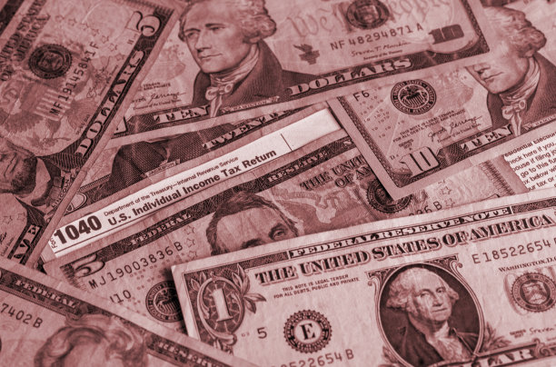 国税局表格1040和美元静物背景图片下载