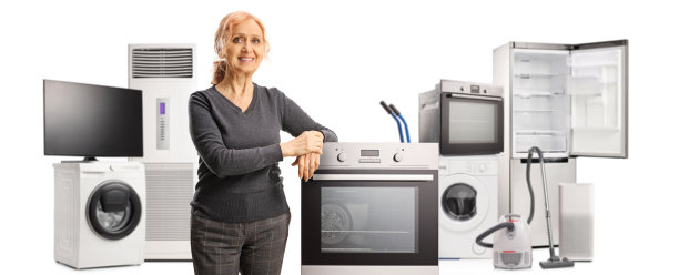 微笑的成熟女人倚在烤箱和其他家用电器的后面图片下载