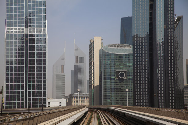 阿联酋迪拜地铁沿线的现代摩天大楼图片下载