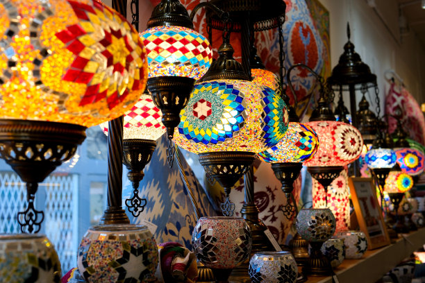商店柜台上的土耳其灯是五颜六色的灯，在画面中闪烁着马赛克般的微光，相机慢慢地游动着拍摄它们图片下载