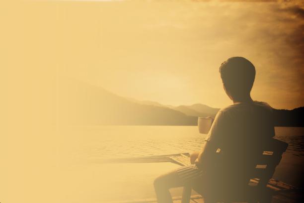 人们喝咖啡的背影图片下载