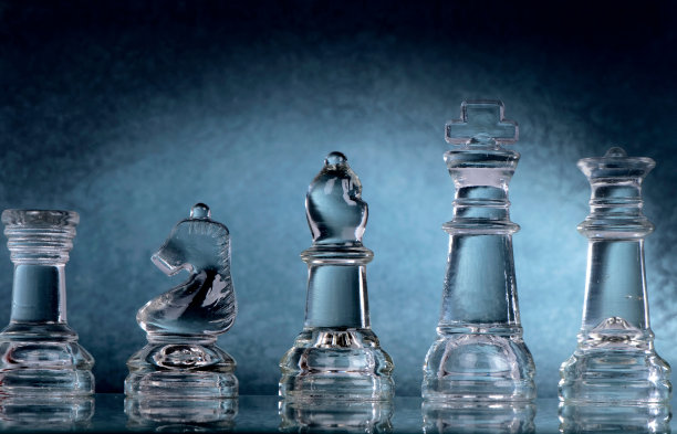 玻璃象棋放在黑色的背景上图片下载