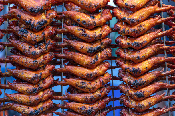 马来西亚哥打京那巴鲁街头食品市场的炸鸡翅图片下载