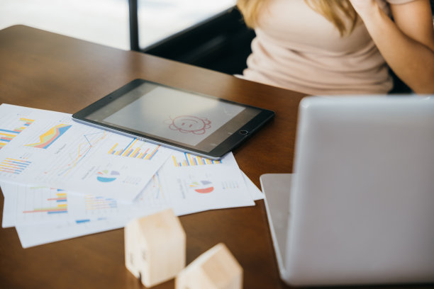 亚洲女学生在咖啡厅学习网络课程图片下载