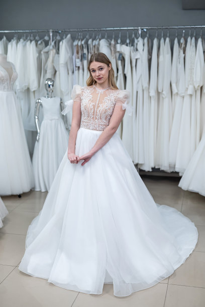 一个快乐的女人在婚礼沙龙试穿优雅的婚纱图片下载