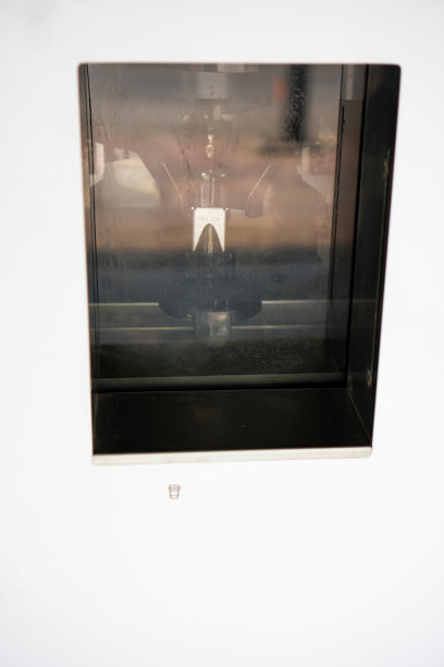 垂直图像显示了从自动售货机接收眼镜的隔间。图片下载