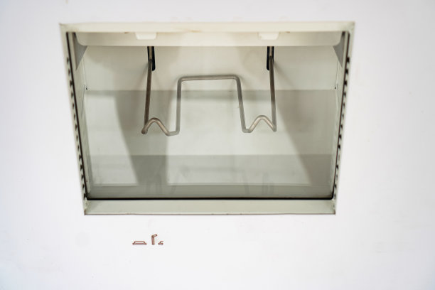 图为一个隔间，用来接收自动售货机的饮料杯盖和吸管。图片下载