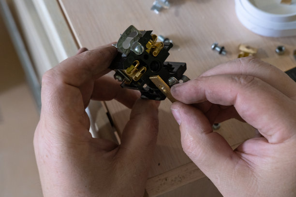 男性手握电源插座细节特写。修理工修理坏了的零件。机器零件修理图片下载