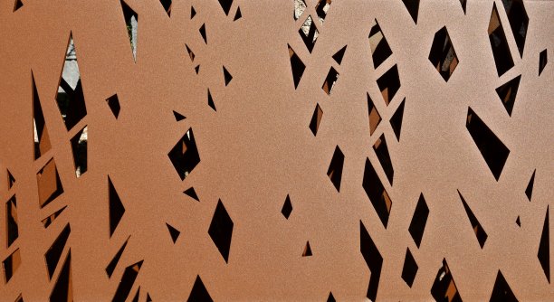 现代生锈的钢板上装饰着许多不同的几何形状。图片下载