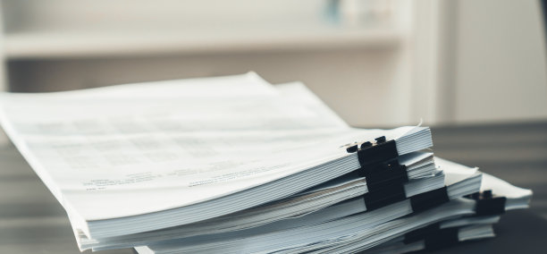 特写办公室桌子与组织堆叠的文件。上,图片下载