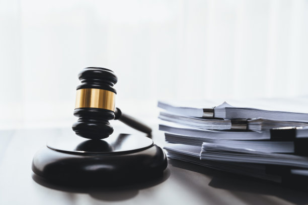 黑色的木槌和办公桌上的纸作为正义和法律。上,图片下载