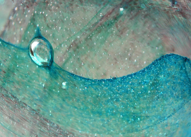 气泡和颜色在玻璃蓝色和绿色的背景。图片下载