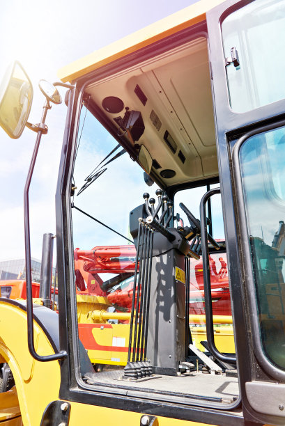 驾驶室内部吊车方向盘和操纵杆图片下载