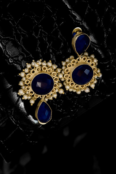 珠宝在桌子上的特写对黑色背景-股票照片图片下载