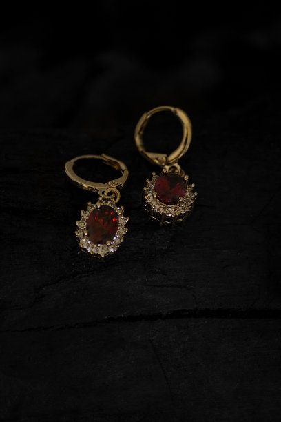 珠宝在桌子上的特写对黑色背景-股票照片图片下载