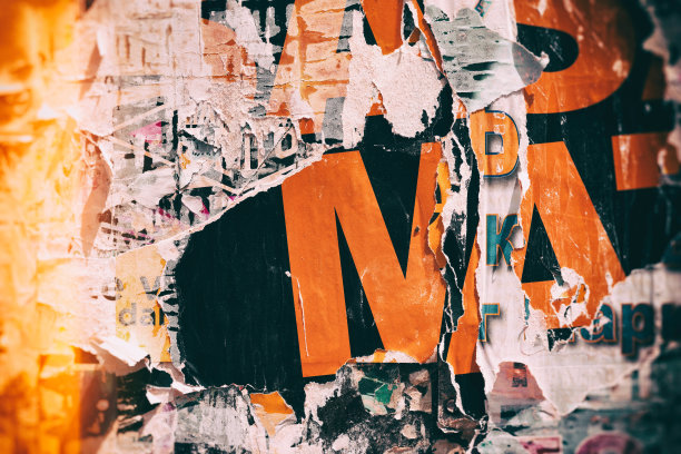 旧的撕裂撕裂的垃圾海报和背景折痕皱巴巴的纸背景面海报股票照片图片下载