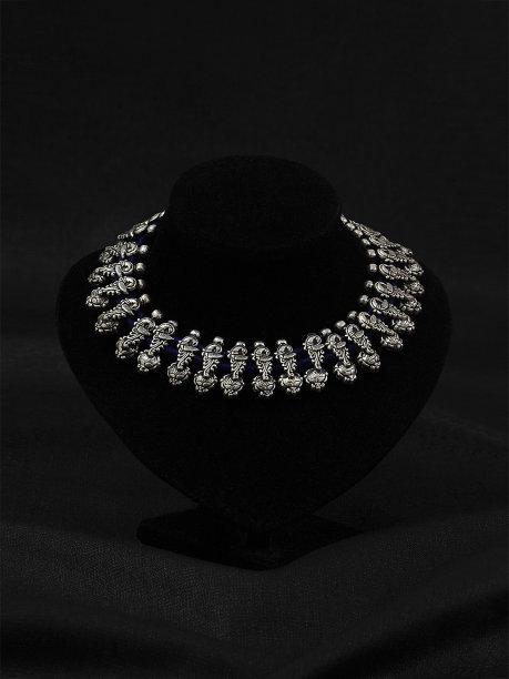 珠宝在桌子上的特写对黑色背景-股票照片图片下载