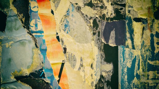 旧的撕裂撕裂的垃圾海报和背景折痕皱巴巴的纸背景面海报股票照片图片下载