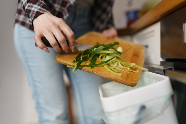 负责任的家庭主妇回收有机食物剩菜在堆肥箱与bokashi发酵。可持续生活方式理念图片下载