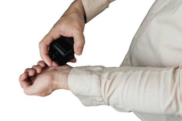 男人的香水被隔离在白色的背景上图片下载