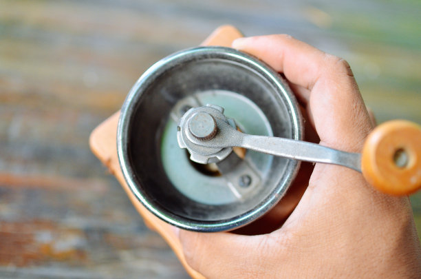 旧咖啡研磨机图片下载