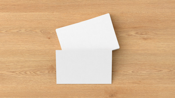 名片模型。一叠木制背景的名片。俯瞰上方图片下载