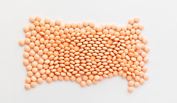 白色背景上心形的粉色药丸。维生素，心脏补品。网上药店。制药行业。爱的治疗方法。高质量的照片。副本的空间。图片下载