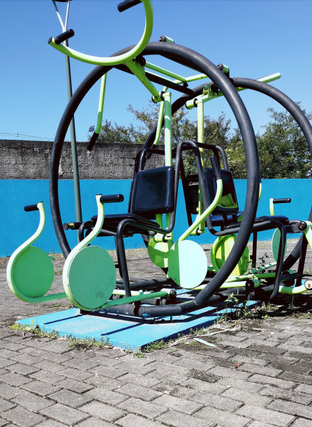 公共户外健身器材。图片下载