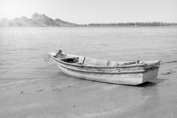 沙滩上的旧船，黑白照片图片下载