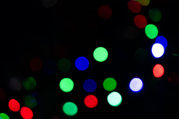 散景，五颜六色的亮绿、红、蓝的灯光模糊在大街上。街道上散乱的灯光图片下载