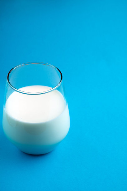 一杯半满牛奶的照片图片下载