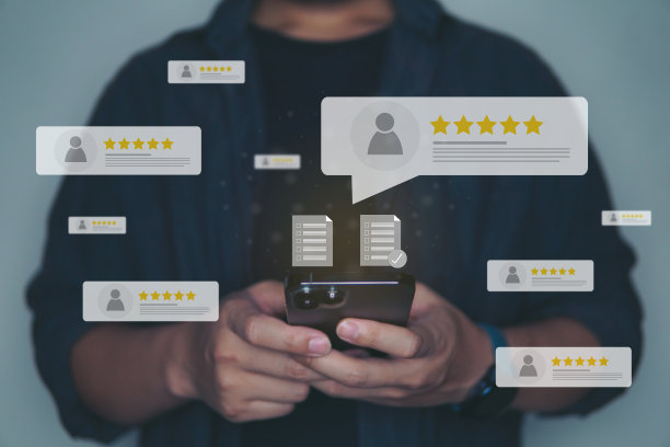 客户评论良好的评级概念，弹出反馈评论和五星图标在视觉屏幕上积极的客户反馈。图片下载