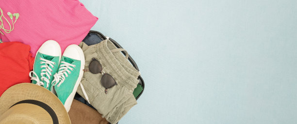 打开行李箱和行李与各种包装的衣服。旅行的概念。网页横幅，复制空间，顶视图图片下载