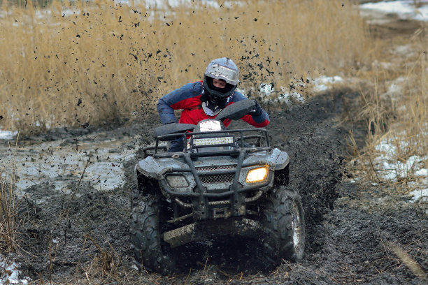 越野车在泥和水上的极限骑行图片下载