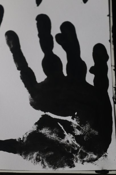 白纸上黑墨水的掌印图片下载