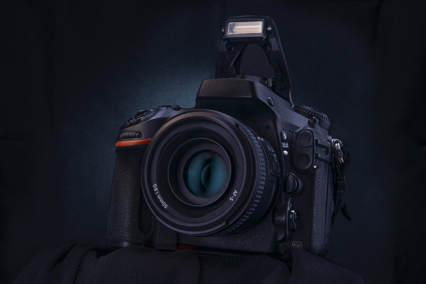 暗背景单反数码相机图片下载