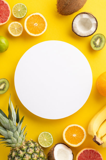 添加一些热情，你的营销策略与这个充满活力的平面布局照片的香蕉椰子树，猕猴桃，葡萄柚，橙子在一个时尚的黄色背景与空圈为您的文字图片下载