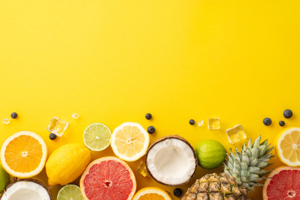 五彩缤纷的夏日平面俯视图，菠萝，新鲜的柑橘类水果——橙色，柠檬，酸橙和葡萄柚在黄色的背景上，用空白的空间添加文字或标志图片下载