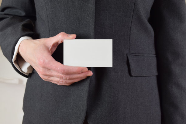 西装革履的白人商务女性名片模型图片下载