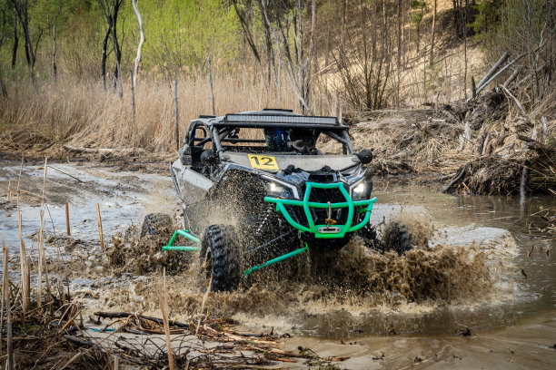 令人惊叹的亚视四骑快污垢，四赛车，亚视4x4。图片下载