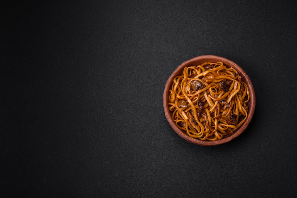 美味的面条或乌冬面配上蘑菇、盐、香料和香草图片下载