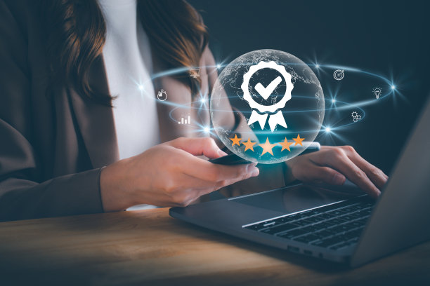 使用电脑和智能手机的女商人。签顶服务质量保证，企业服务质量保证，保证标准，ISO认证，标准化理念。图片下载