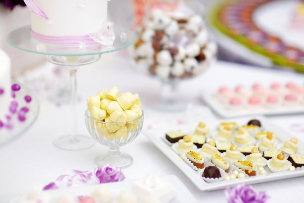 漂亮的甜点，糖果和糖果桌图片下载
