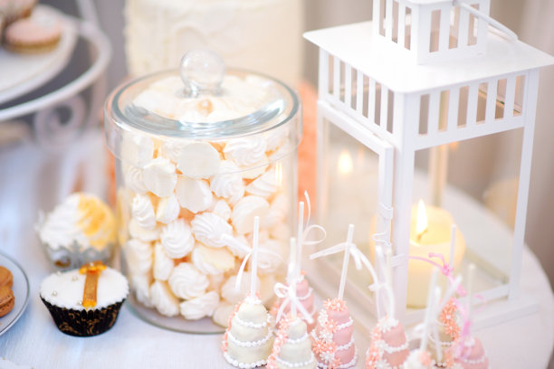 婚宴上漂亮的甜点、糖果和糖果桌图片下载