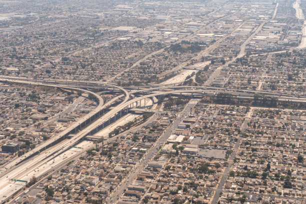 洛杉矶105和110高速公路的鸟瞰图图片下载