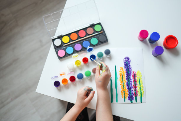 儿童用颜料画画俯视图，手拿颜料图片下载