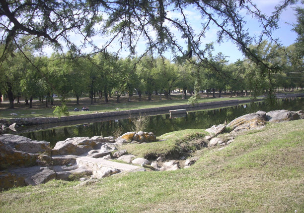 美丽的河流和公园景观图片下载